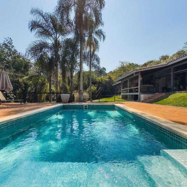 Casa térrea de alto padrão com piscina e cozinha de cinema na Granja Viana