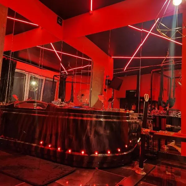 NEW in GDAŃSK! RED ROOM in the HEART of GDAŃSK - BDSM - with a luxury JACUZZI and access to a sauna、グダニスクのホテル