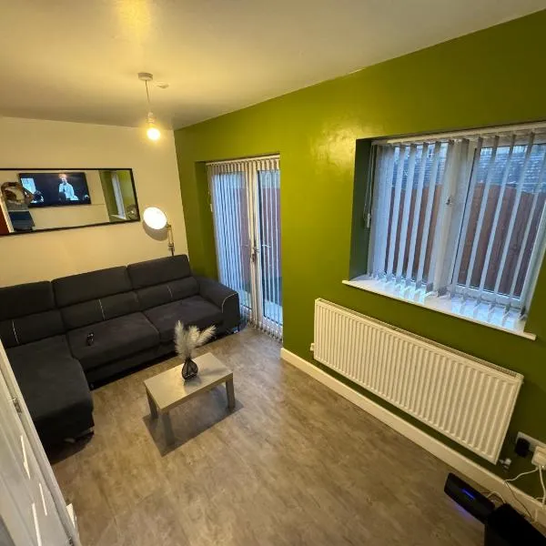 Modern 3- Bed House -Private Parking - sleeps 12- 2 Min M62, hotel in Greetland