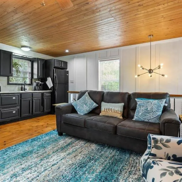 Bare Feet Bungalow -Close to beach & dog friendly, hotel in Gulfport