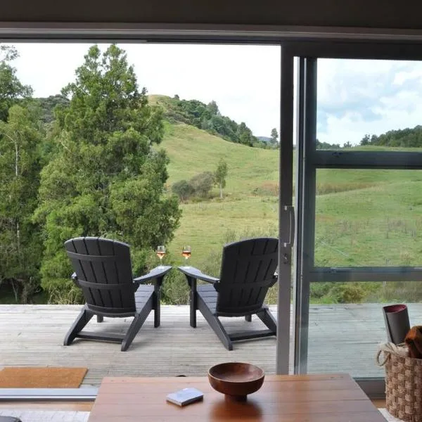 The Rimu Hut - Off-grid Luxury riverside cabin, hotel in Te Anga