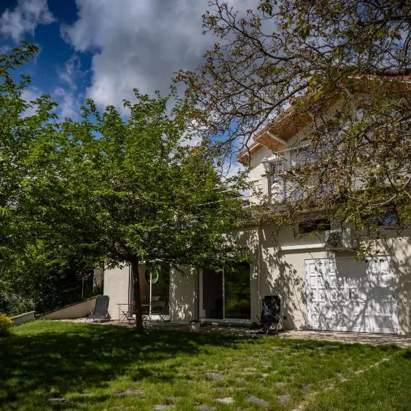 Maison sous le noyer, hotel in Montessut