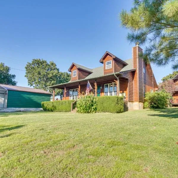 Incredible Log Home 1 Mile From Lake Tenkiller, hotel v destinaci Vian