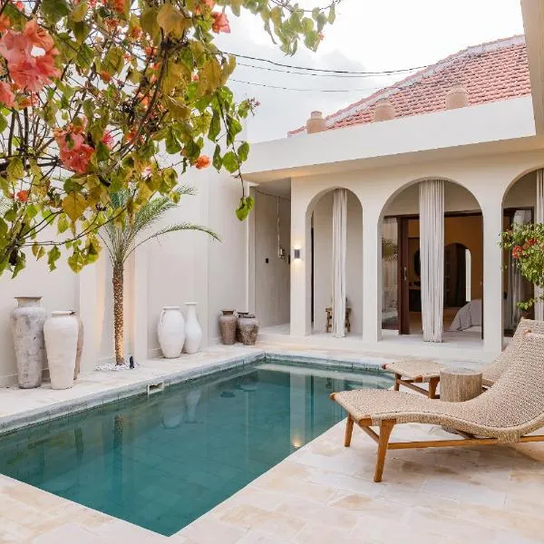 Villa Azizam - Free Gym, Sauna & Recovery by Bali Social Club, hotel in Canggu