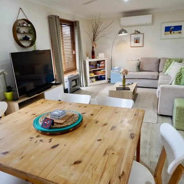 Clifton Cottage by Experience Jervis Bay, hotel in Sanctuary Point