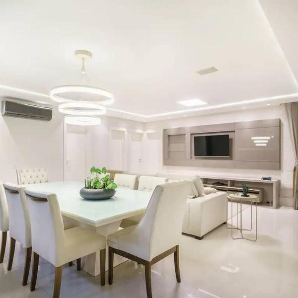 Apartamento na Praia Brava 3 suítes Quadra MAR