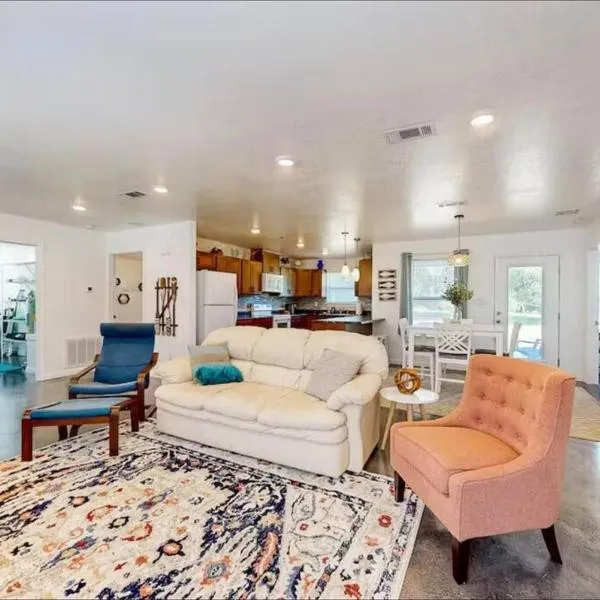 Pensacola Coastal Retreat Near UWF Family-friendly, hotel v destinaci Olive