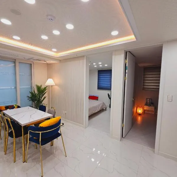 Seoul Hwaogok large three bedroom - 10mins to Gimpo Airport, hotel v Soulu
