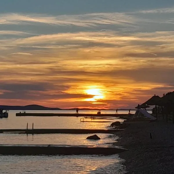 Charming holiday apartment near beach, hotel v destinaci Petrcane