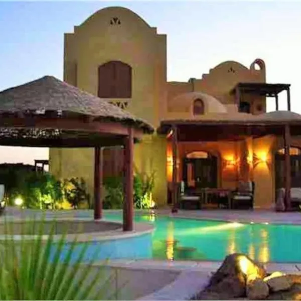 Private Villa with heated pool and lagoon, hotel in Hurghada