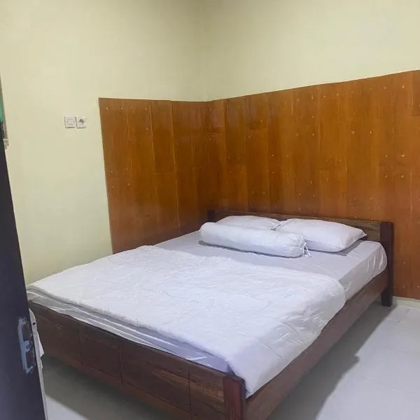 Raja Ampat Family Guest House, hotel in Saonek