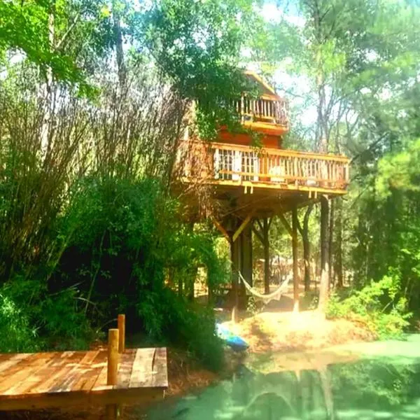 Waterfront Treehouse in a Magical Forest, hotel v destinaci Waller