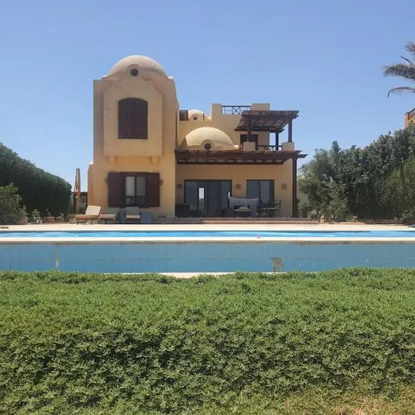 Villa, with heated Pool and Lagoon, hotel in Hurghada
