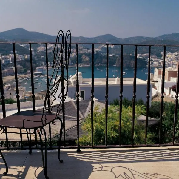 Villa Laetitia, hotel v Ponze