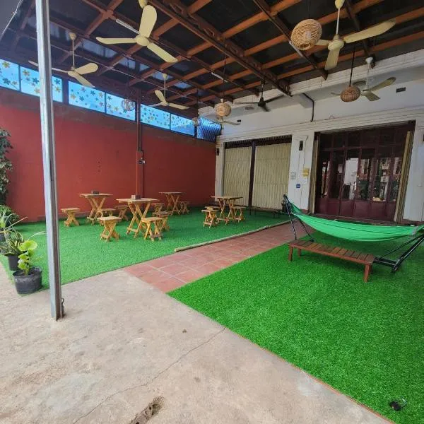 Road Riders Cambodia Guesthouse, hotel in Siem Reap