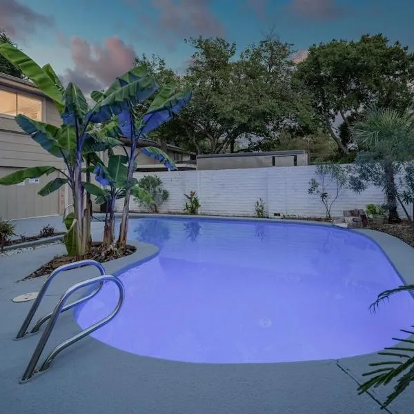 Stunning 5BR 2BA Holiday Home with Private Pool and Cinema, hotel in Dallas