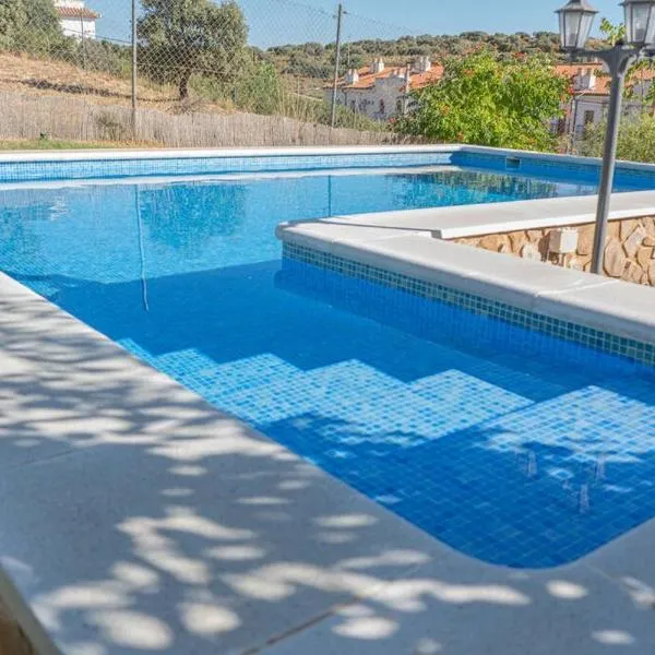 Casa con jardín y piscina privada, hotel v destinaci Ruidera