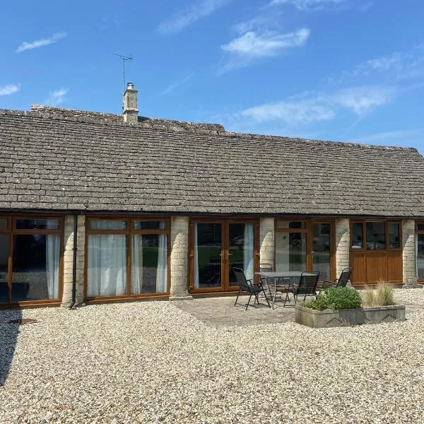 Stable Cottage, Old Mill Farm, Cotswold Water Park, hotel din Cirencester