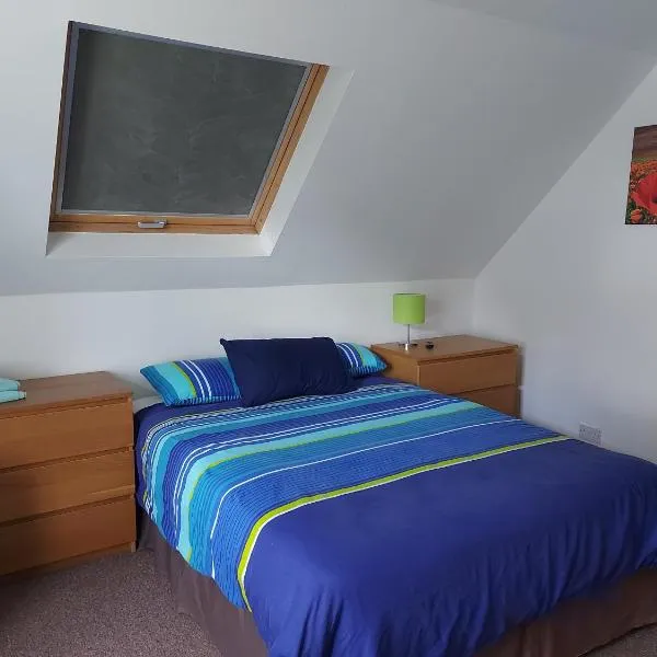 Chezzas Homestay with private bathroom and free driveway parking, hotel v destinaci Poole
