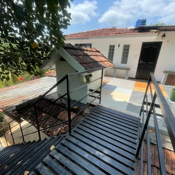 Tjmaryland villa, готель у місті Pinangode