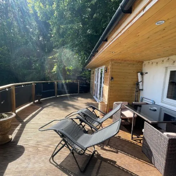 Unique Orchard Lodge for couples with hot tub, hotel in Strathaven