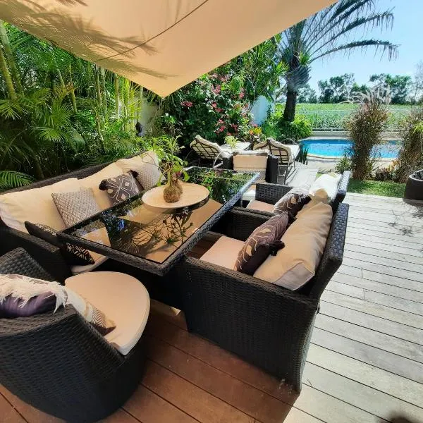 Jolie maisonnette, piscine, jacuzzi, hotel v destinaci Sainte-Suzanne