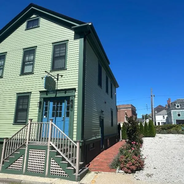 Prime Location! Renovated House! 6 Bed4 Bath, hotel in Newport