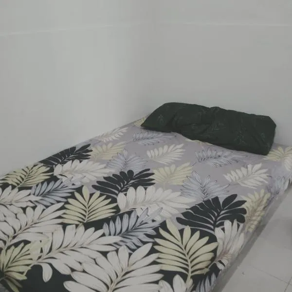 Rumah Putih Edi, hotel v destinaci Sengkol