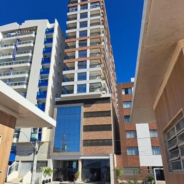 Aconchegante APARTAMENTO - Praia do Morro- Beira Mar com vista para o mar - 2 quartos , 2 banheiros, 2 vagas garagem, 1 varandas, 2 elevadores, Wi-Fi - bem localizado