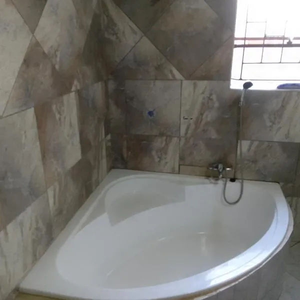 Thiwani Guest House, hotel in Tembisa
