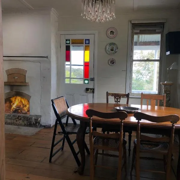 Original 1895 cottage with magnificent uninterrupted views of valley、ブラックヒースのホテル