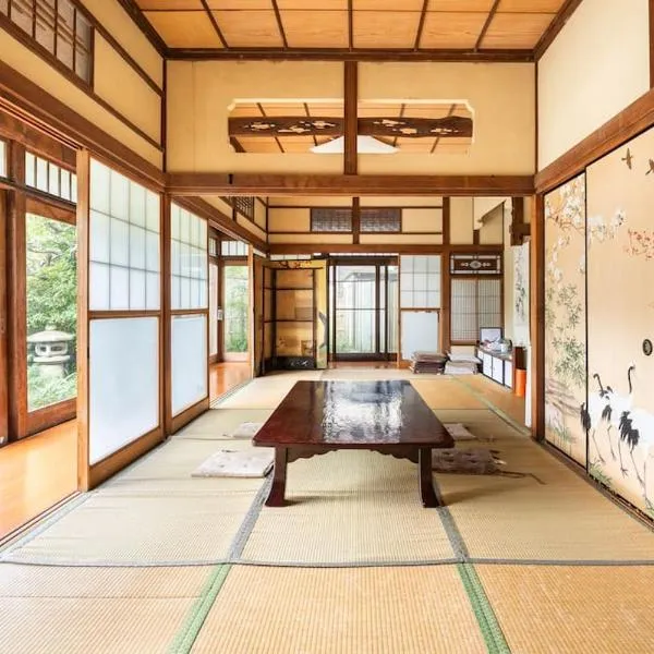 大正浪漫が残る逗子海岸近くの古民家で日常とは離れた一時を, hotel in Zushi