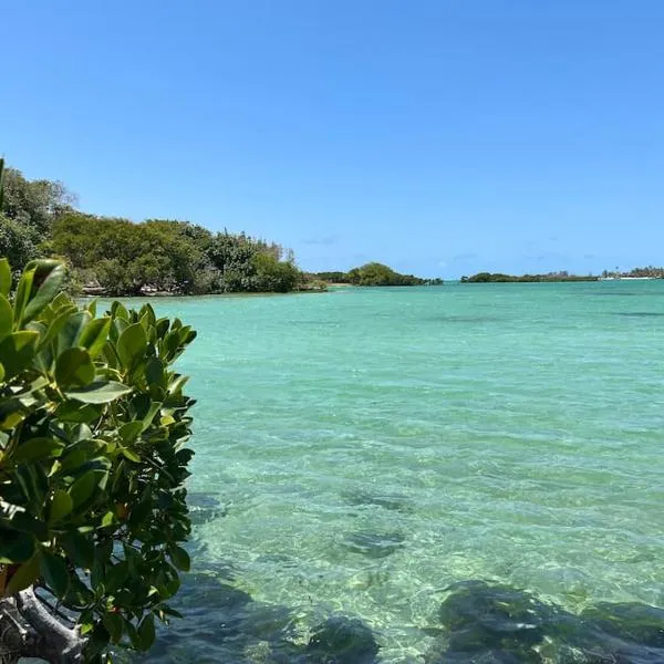 Villa Cotzot, 3 chambres, pieds dans l'eau, Hotel in Poste Lafayette