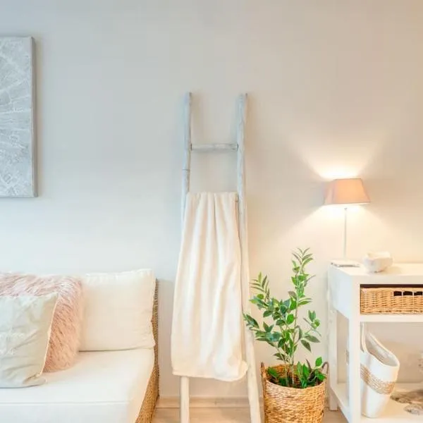 Seaside Serenity Cozy 2-BR Escape โรงแรมในบลังเคนเบอร์เก