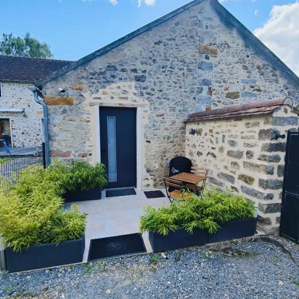Maisonette proche de Fontainebleau, hotel v destinácii Ville-Saint-Jacques