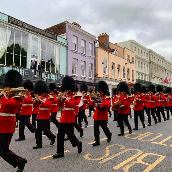 Spacious & light 2bed, 2bath in the heart of Windsor, hotel en Windsor