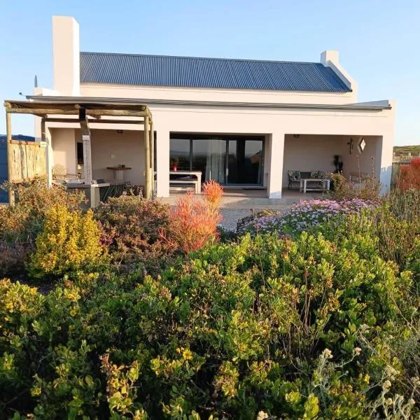 Camelot Cottages, hotel in Langebaan