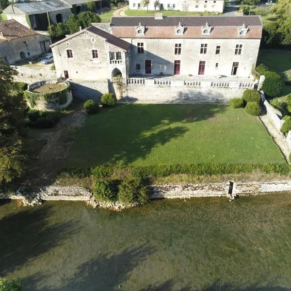 Suite de charme au château de Cibioux, hotell i Surin