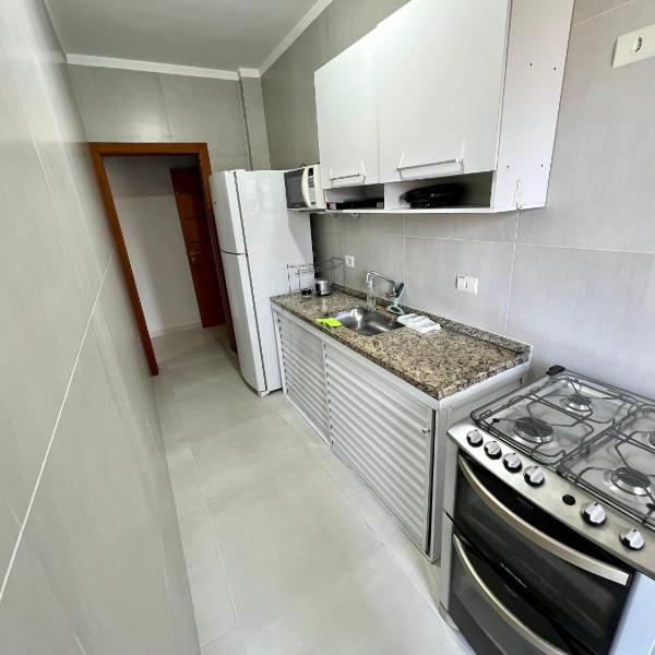 Apartamento completo, 3 quartos com ar condicionado, churrasqueira na sacada, piscina no cond, ao lado da Praia Grande e na cara do gol para a centralidade comercial turística do itaguá! - Foto 5