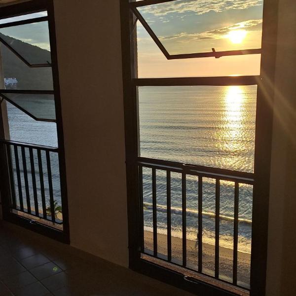 Apartamento na avenida da praia Martim de Sá com vista infinita pro mar em todos os cômodos.No 3o. quiosque próximo a prainha.Sinta-se na praia ouvindo o barulho das ondas e música dos quiosques.Com piscina adulto e infantil.