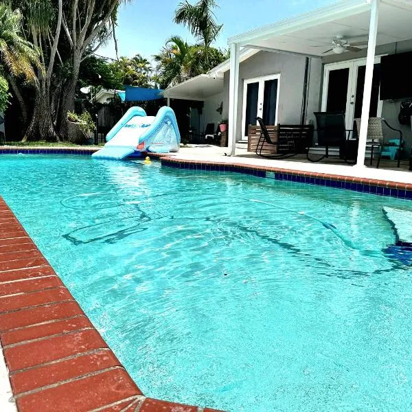 Pool House Resort heated swimming pool family getaway, hotel v destinaci Cutler Bay