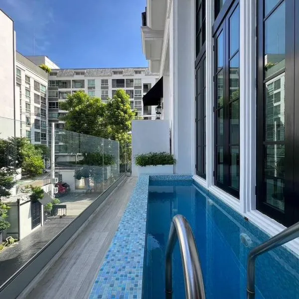 Luxury Pool Villa 5BR 12pax with Private Lift in Ekkamai, khách sạn ở Bangkok