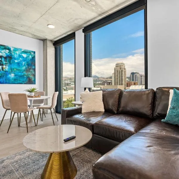 Downtown views! Amazing pool gym hottub Luxury apt、ソルトレイクシティのホテル