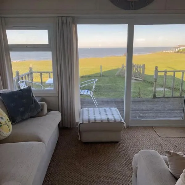 Stunning sea view beach front bungalow Bacton, hotel v destinaci Bacton
