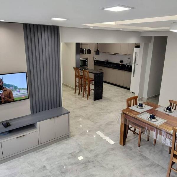 Amplo apartamento na quadra mar
