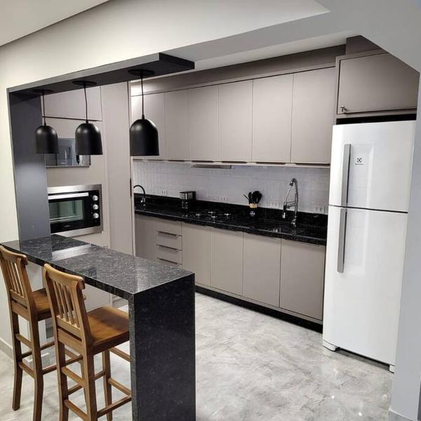 Amplo apartamento na quadra mar - Foto 4