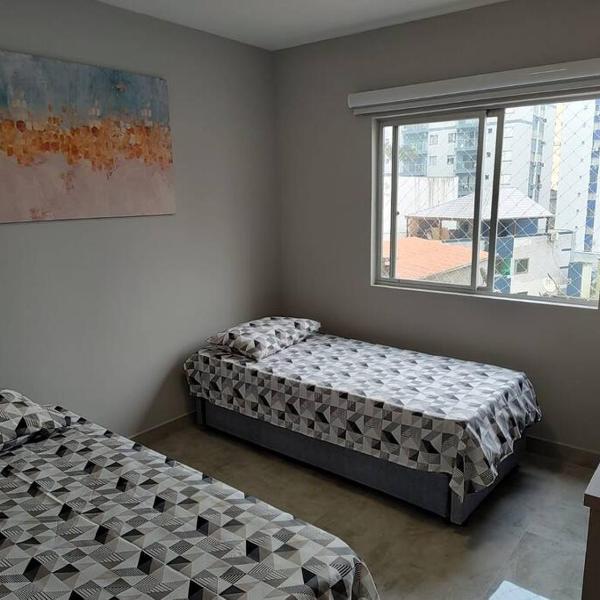 Amplo apartamento na quadra mar - Foto 2