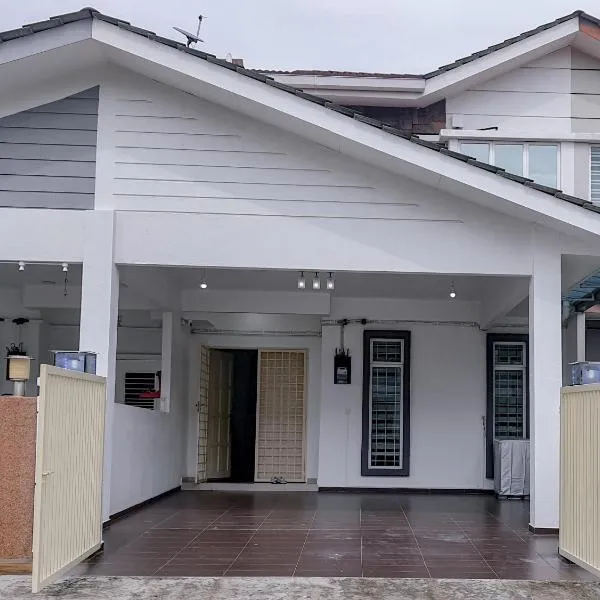 NEW Stylish 18Pax 4BR House Semabok 5mins to Town, Hotel in Malakka