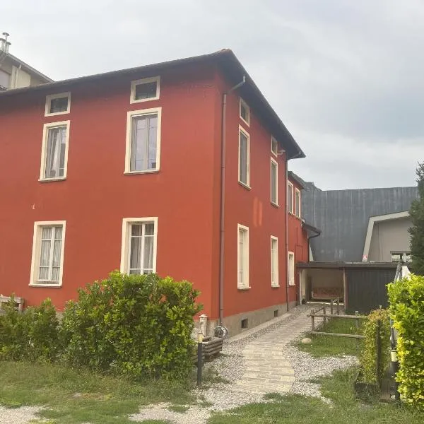 B&b Red House, hotel Garlatéban