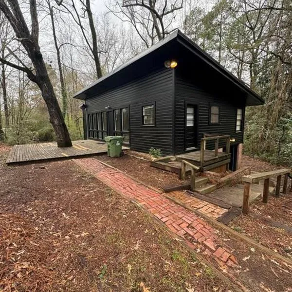 Creekside Cabin - 5 Mins from LA TECH and Sports Complex, hotel v destinaci Ruston